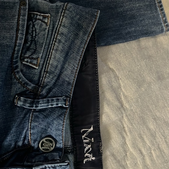 Vintage Mavi boot cut jeans. Like new! 28 waist 32 inseam - Picture 2 of 6